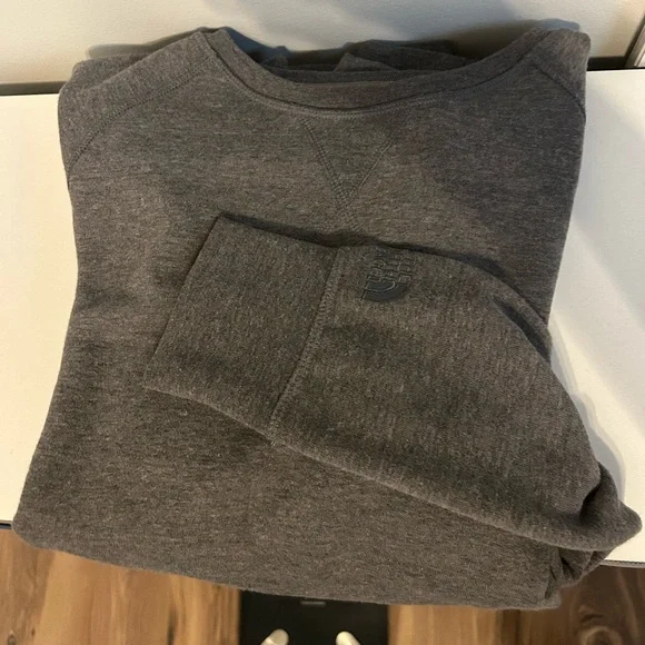 The North Face Gray Women’s Crewneck Sweatshirt NWOT - Picture 5 of 5